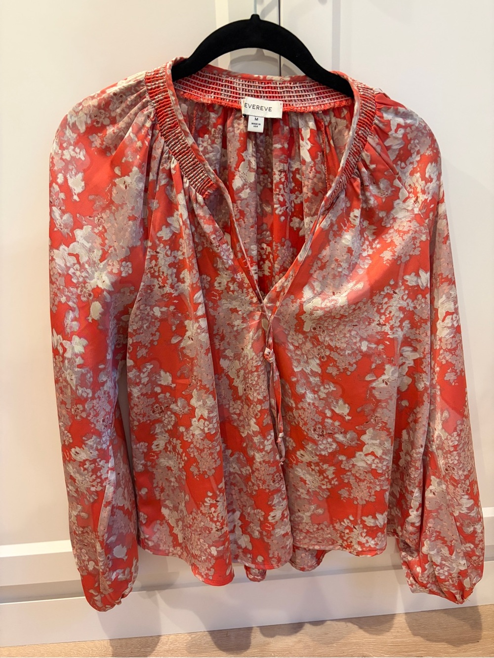 EVEREVE size M coral floral satin Tie-Neck Blouse